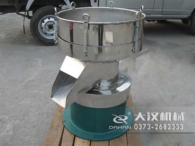 涂料振動(dòng)篩由：框體，振動(dòng)斗，出料口，振動(dòng)電機(jī)底座等部件組成