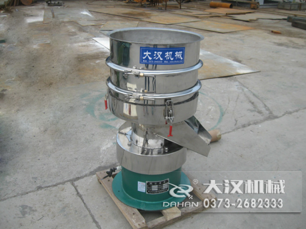涂料過濾振動(dòng)篩：利用振動(dòng)電機(jī)的振動(dòng)力帶動(dòng)物料在篩網(wǎng)上進(jìn)行篩分，從而利用篩網(wǎng)孔徑的大小不同，完成涂料的分級(jí)，除雜等篩分目的。